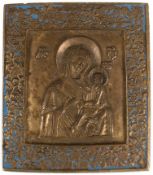 Ikone "Gottesmutter von Trichwin", Rußland, 19. Jh., Bronze, reliefiert, Reste blauer Emaillierung,