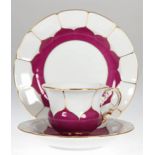 Meissen-Kaffeegedeck, X-Form, partiell purpur mit Goldkonturierung, 2 Schleifstriche, Tasse H. 8 cm