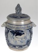Bowle, Steingut, Westerwald um 1900, graue/blaue Salzglasur mit Jagdmotiven und Sinnspruch "Preise 