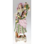 Porzellanfigur "Gärtnerin", Volkstedt, polychrome Malerei mit plastischem Blütenbesatz, Gebrauchspu