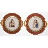 2 Teller, Anfang 20. Jh., Spiegel mit Porträt von Napoleon bzw. Josephine, jeweils Fahne mit Purpu
