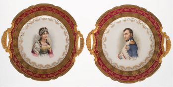 2 Teller, Anfang 20. Jh., Spiegel mit Porträt  von Napoleon bzw. Josephine, jeweils Fahne mit Purpu