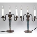 Paar Designer-Tischlampen, um 1920, versilbert, 3-flammig, auf Rundfuß gekanteter, keulenförmiger S