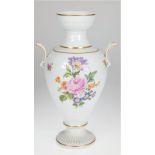 Vase, Wallendorf, polychromer Blumendekor und Goldränder, beidseitig Handhaben, H. 34 cm