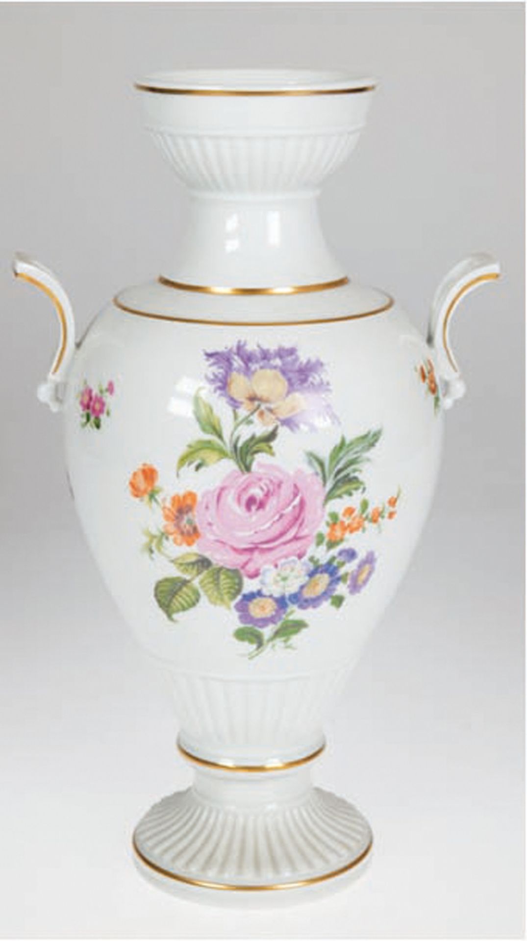 Vase, Wallendorf, polychromer Blumendekor und Goldränder, beidseitig Handhaben, H. 34 cm