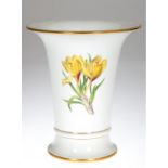 Meissen-Vase, Trompetenform, Bunte Blume 1, Goldrand, Schwertermarke, 1. Wahl, H. 19 cm