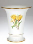 Meissen-Vase, Trompetenform, Bunte Blume 1, Goldrand, Schwertermarke, 1. Wahl, H. 19 cm