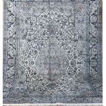 Teppich, Iran, Seide, hellgrundig mit floralem Muster und Zentralmedaillon, Maschinenteppich, 275x1