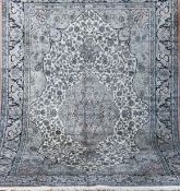 Teppich, Iran, Seide, hellgrundig mit floralem Muster und Zentralmedaillon, Maschinenteppich, 275x1