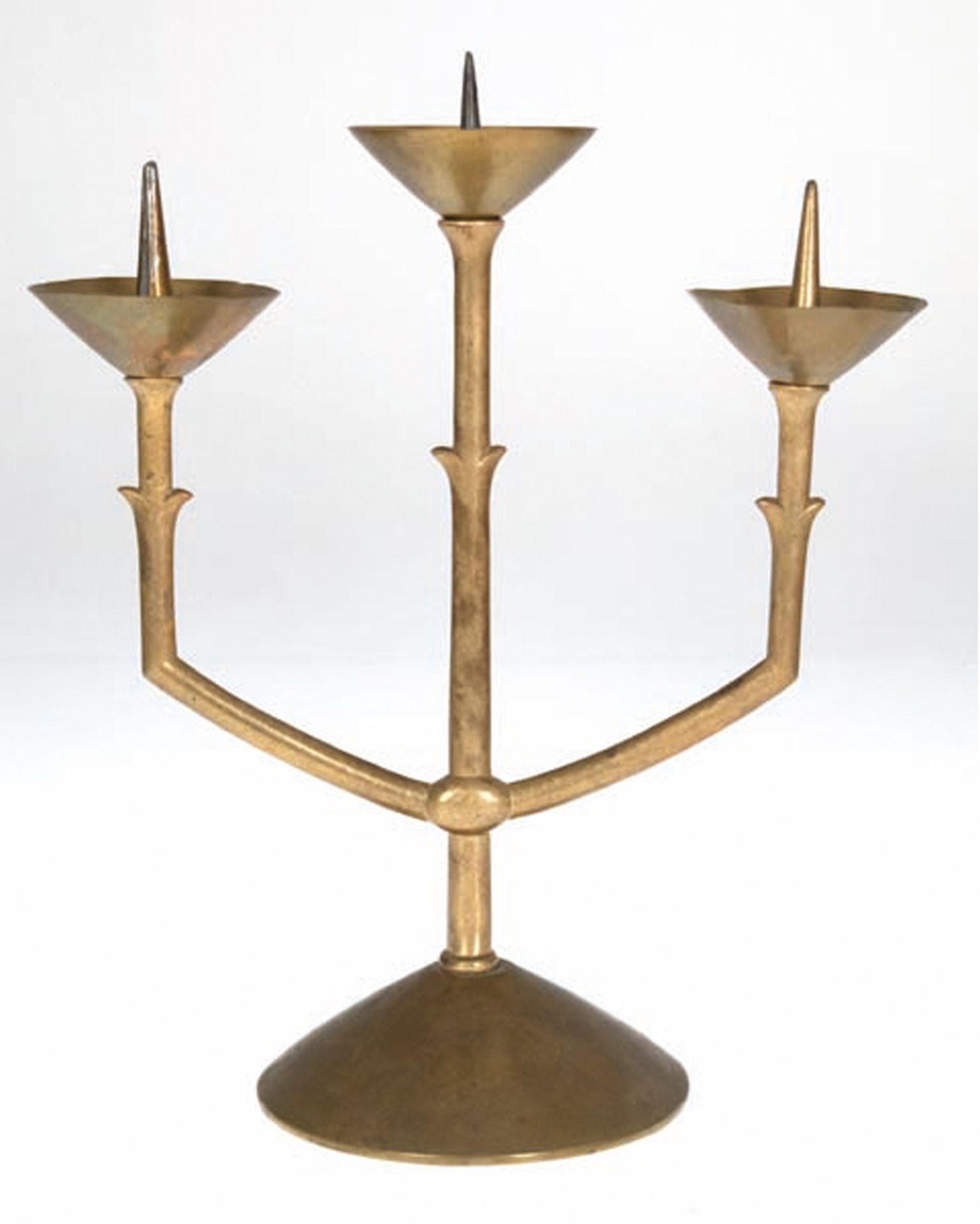 Art-Deco-Leuchter, Messing, 3-flammig, runder gefüllter Fuß, 3 Leuchterarme mit trichterförmigen Tr