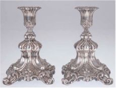 Paar Kerzenleuchter, 830er Silber, 4-passiger gefüllter Stand, floral reliefiert, H. 19 cm