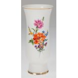 Meissen-Vase, Buntes Blumenbukett, Goldrand, 4 Schleifstriche, H. 21 cm