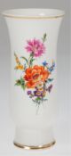 Meissen-Vase, Buntes Blumenbukett, Goldrand, 4 Schleifstriche, H. 21 cm