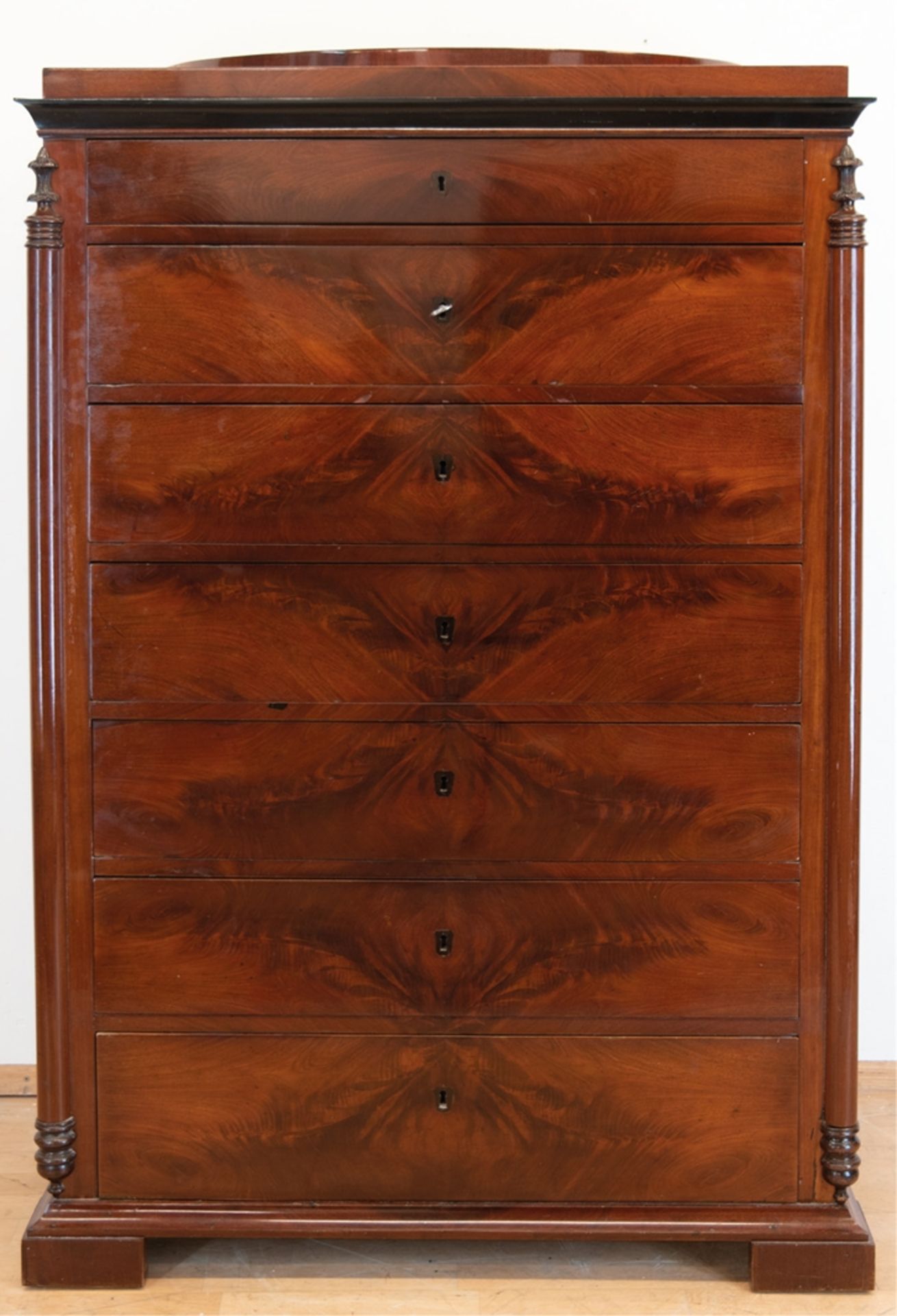 Biedermeier- Chiffoniere, sogen. 7-Tage Kommode, Mahagoni furniert auf Weichholz, seitl. 2 Säulen m