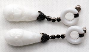 Ohrringe, 925er rhodiniert, weißer Achat mit geschnittenem Blütendekor, schwarze Zirkonia im Brilla