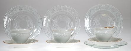 3 Meissen-Tassen mit UT und Glasteller, um 1820, Relieffries, Goldränder berieben, 1x Stand restaur