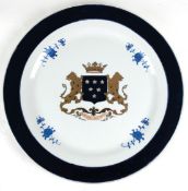 roßer Porzellan-Teller, Spiegel mit Wappen, Fahne in Blau mit floralem Dekor, Gebrauchspuren, Dm. 3