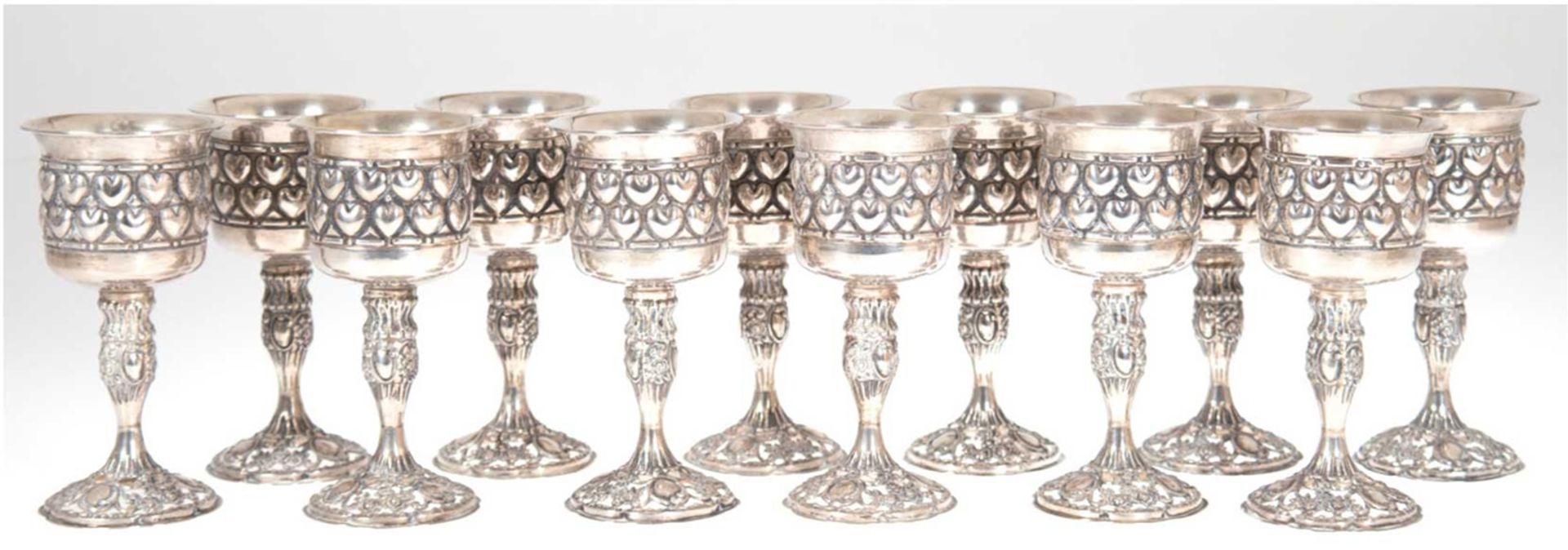 12 Fußbecher, Schweden, 835er Silber, punziert, ca. 1360 g, floral durchbrochener Stand und reliefi