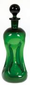 Gluckerflasche, Holmegaard, 1960er Jahre, grünes Glas, 4 eingezogene Seitenflächen, eingeschliffene