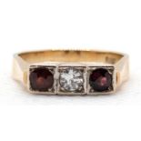 Ring um 1920, 585er GG, 5,4 g, 1 Brillant ca. 0,22 ct., und Granat, RG 58, Innendurchmesser 18,4 mm