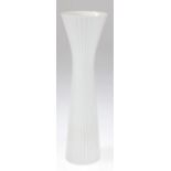 Rosenthal-Vase, Studio Line, schlanker, taillierter Schaft, kannelierter Korpus, unterglasurgrüne M