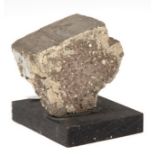 Mineral Block, Pyrit, Fundort Elba, auf rechteckiger Plinthe, L. 5,5 cm, Gesamt-H. 5 cm