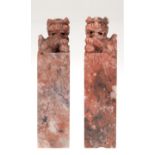 Paar Fu-Hunde auf Marmorsockel, China 20. Jh., Ges.-H. 10,5 cm