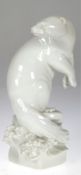 Meissen-Figur "Fischotter", Entwurf Max Esser, signiert, weiß, 1 Schleifstrich, H. 24,5 cm