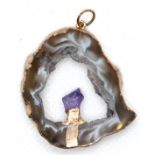 Anhänger, wohl Achatdruse mit Amethyst, in goldfarbener Fassung, Maße ca. 3,9 x 3,2 cm