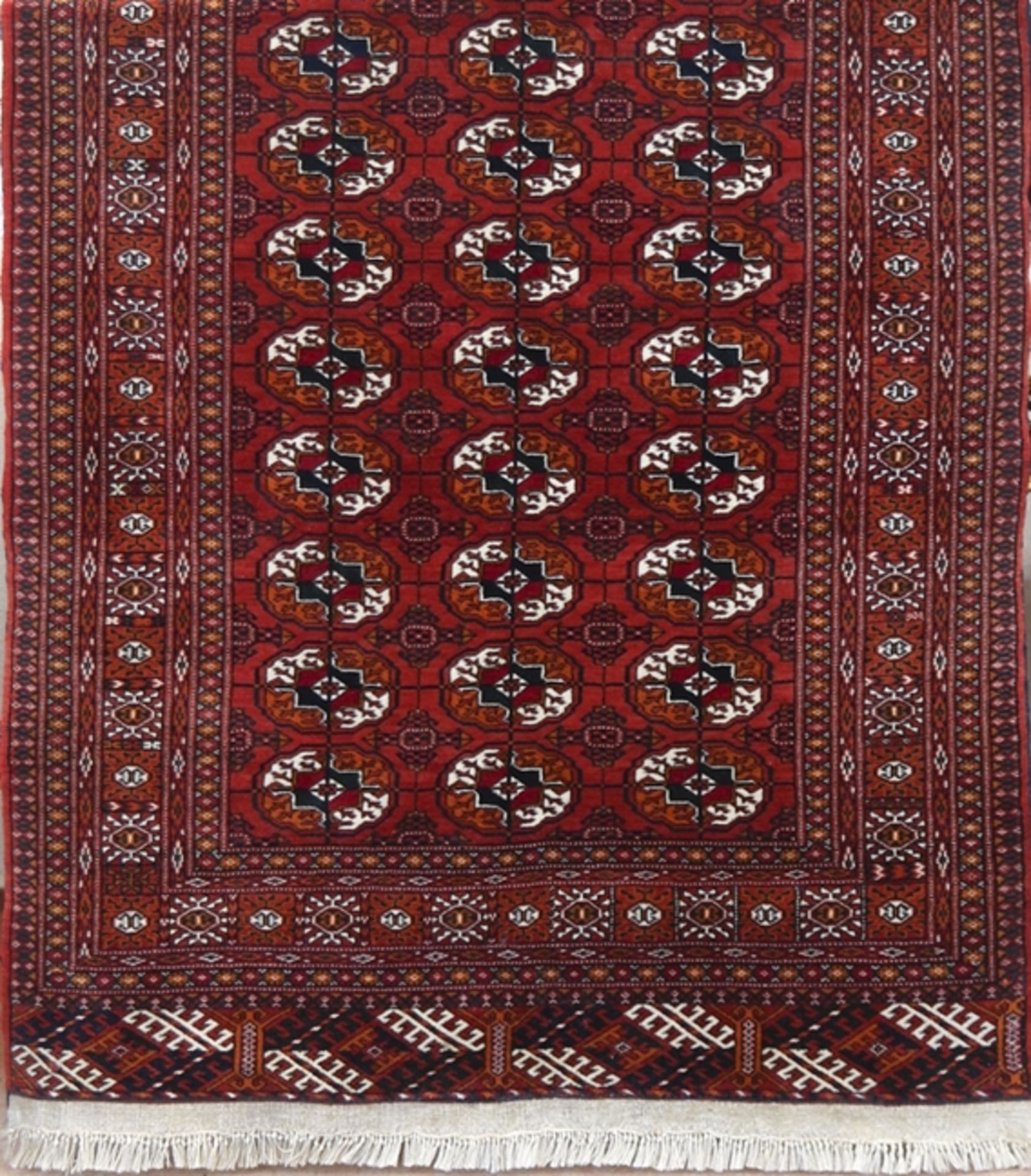 Turkaman, rotgrundig mit durchgehendem schwarz/weißem Muster, 160x115 cm