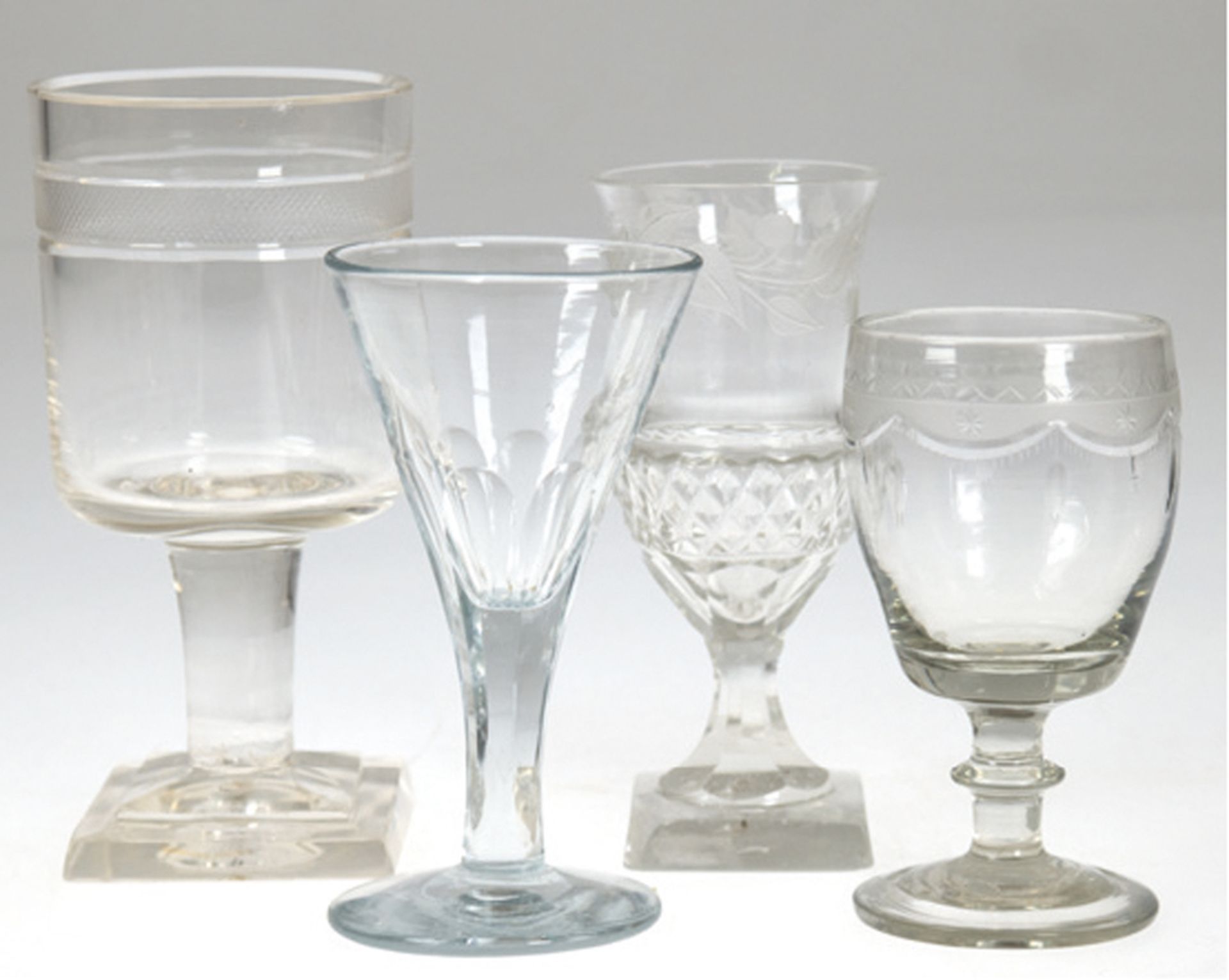 4 Empire/ Biedermeier-Gläser, div. Dekore, 2 mit quadratischem Stand, teilweise best., H. 10-14 cm