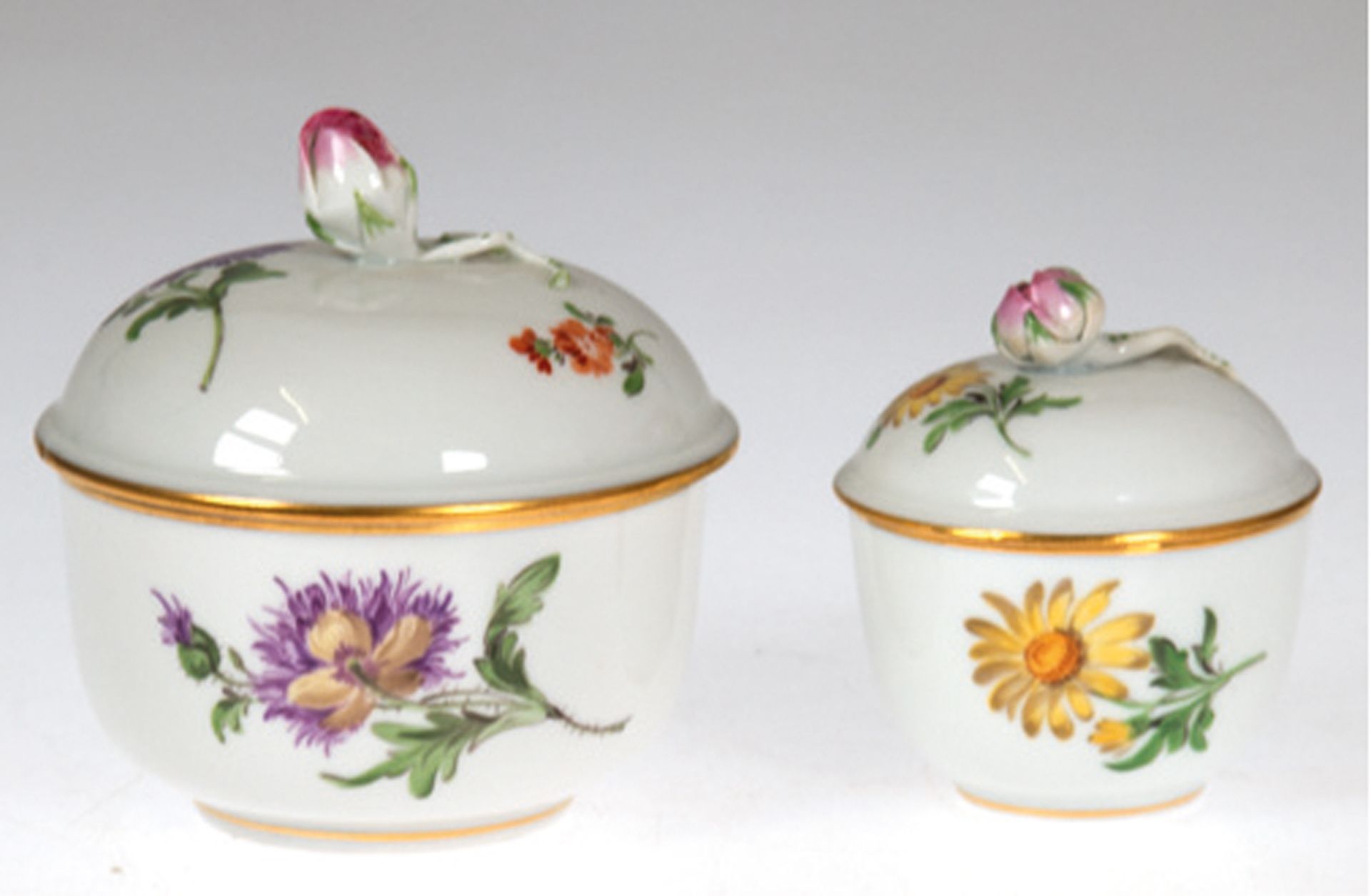 2 diverse Meissen-Zuckerdosen, Bunte Blume 1 mit Goldrand, Neuer Ausschnitt,  1924-34, 1. Wahl, Dm.