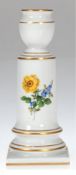 Meissen-Kerzenleucher, Bunte Blume 2, Goldrand, 2 Schleifstriche, H. 15 cm