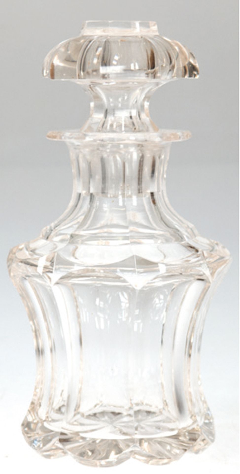 Karaffe, Klarglas mit facettiert, geschliffenem Dekor, H. 17 cm