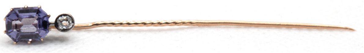 Krawattennadel, 585er RG, besetzt mit Diamant und facettiertem Amethyst, L.  6,9  cm