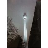 Foto "Berliner Fernsehturm", schwarz/ weiß Aufnahmen, o. Künstlerangabe, 40,5x29 cm, im Passepartou