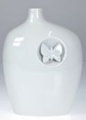 Meissen-Vase, weiß, Butterfly Collection, abgeflachter, asymmetrischer Korpus mit aufgesetztem plas