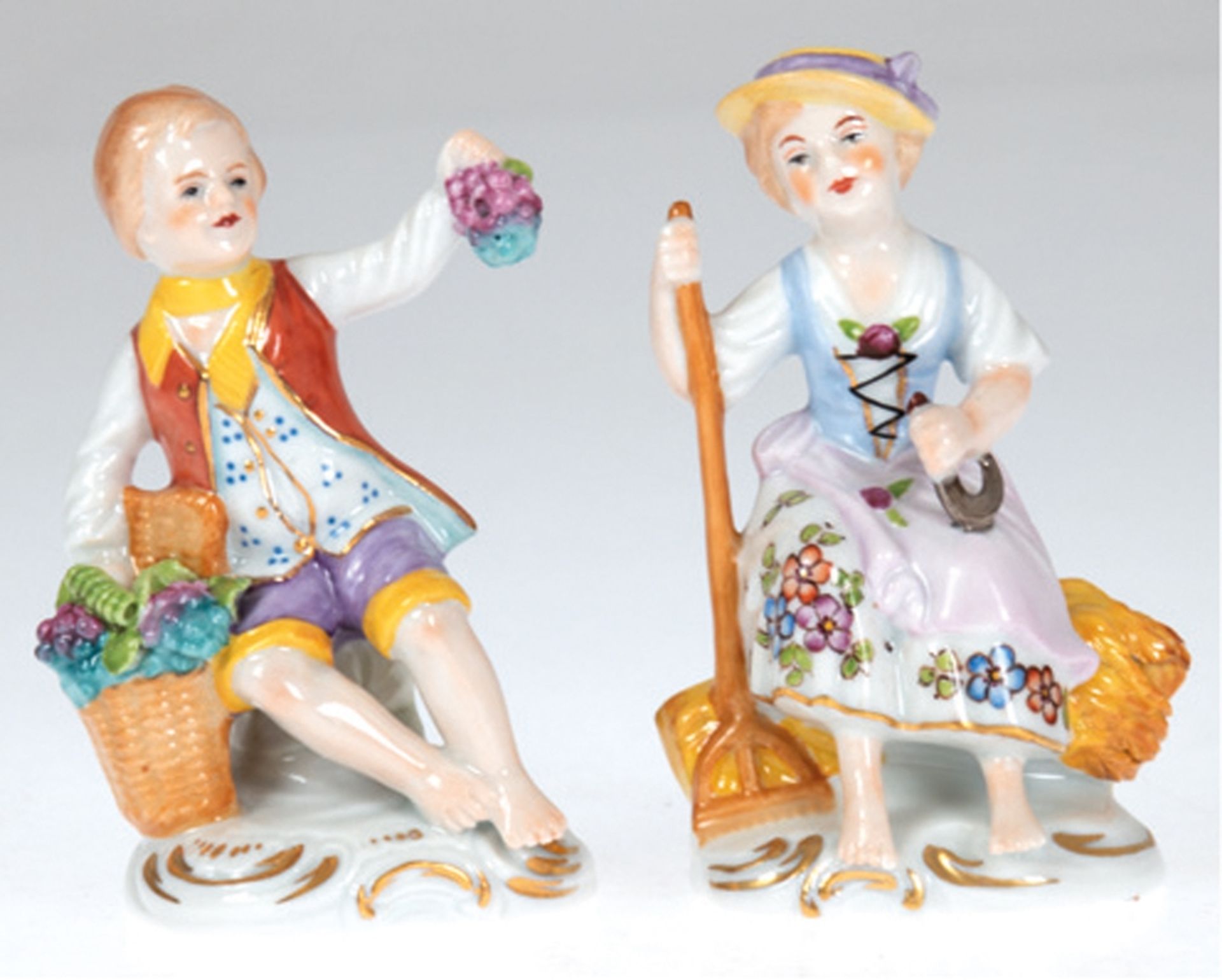 2 Porzellanfiguren "Gärtnerkinder", Sitzendorf, polychrome Bemalung, H. 9 cm