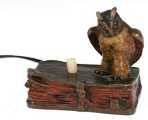 Tischklingel, figürlich "Uhu auf Buch sitzend", Wiener Bronze, unsigniert, z.T. kupferfarben gefaßt