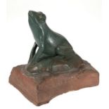 Gartendeko "Frosch", Gußeisen, grün gefaßt, auf Naturstein fixiert, 19,5x16x19 cm