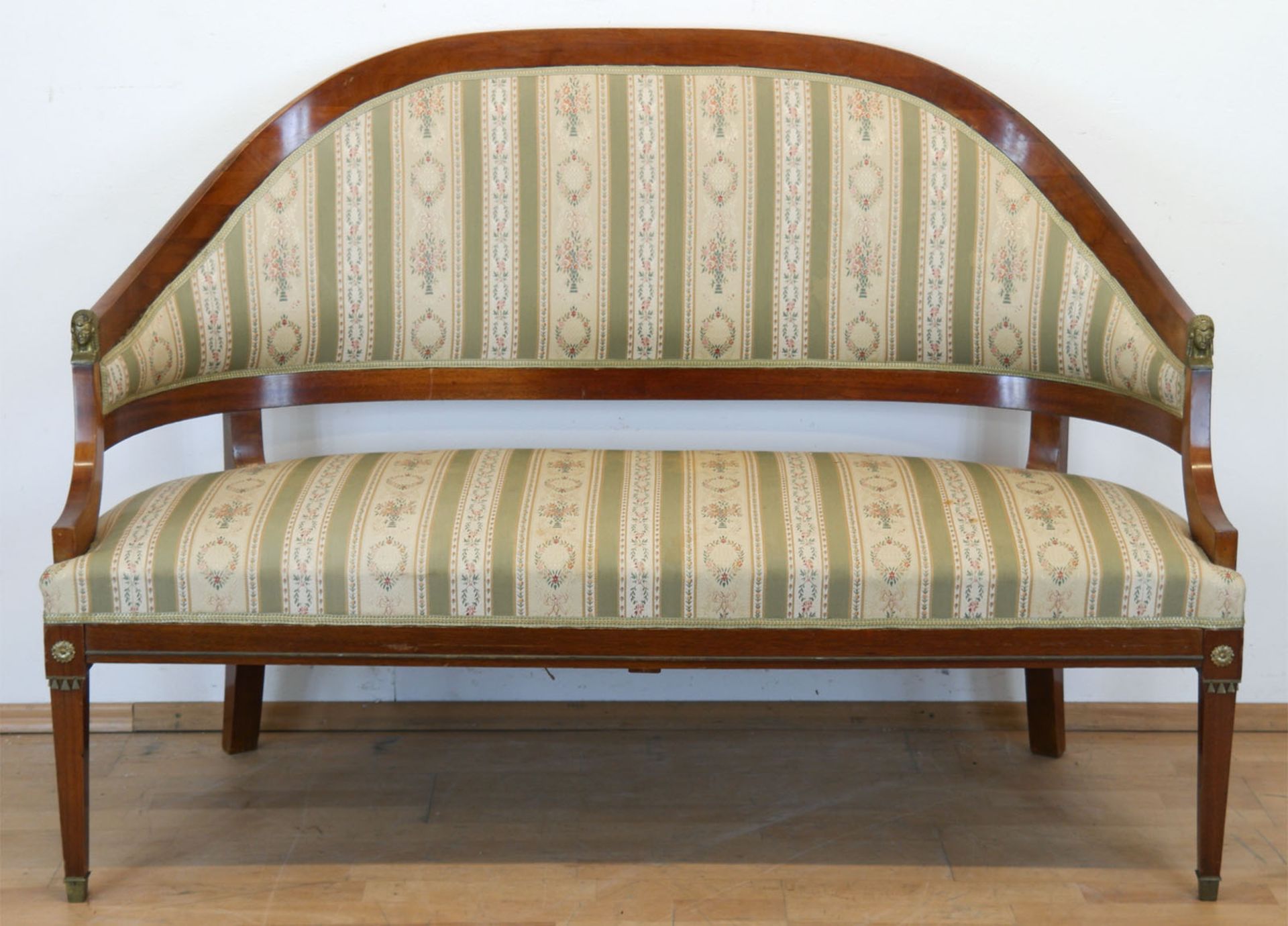 Sitzgruppe im Empirestil, Mahagoni, Messingappliken, bestehend aus Sofa und 2 Armlehnstühlen, gepol
