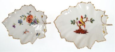 2 Blattschalen, Höchst, polychrome Blumen- bzw. Vogelmalerei, Goldrand, 14x11 cm und 16,5x13 cm