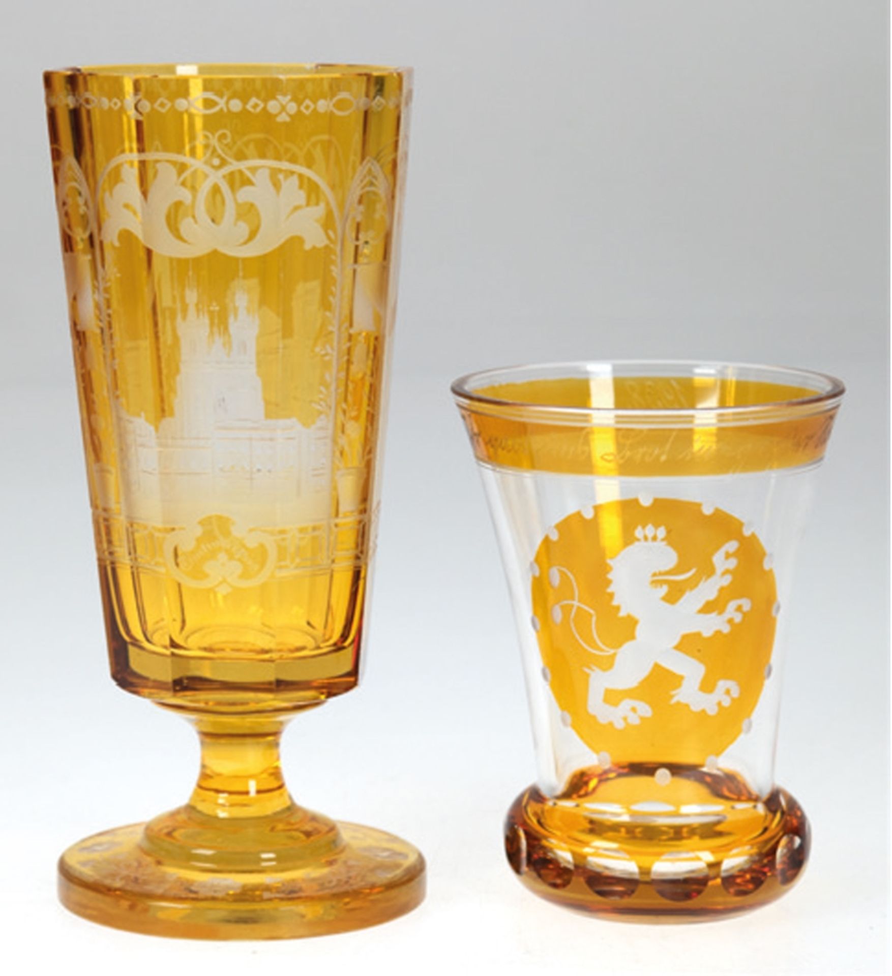 2 diverse Gläser, gelb lasiert, 1x geschliffen mit floralen Motiven und Gebäuden und 1x mit Sinnsp