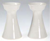 2 KPM-Vasen, weiß, unterglasur blaue Zeptermarke, Kegelform mit erhöhter Umrandung der Öffnung, auc