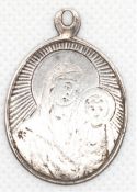 Sakraler Anhänger, Rußland um 1870, 84 Zol. Silber, oval mit Darstellung einer Madonna mit Kind, L.