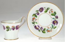 Meissen-Tasse mit UT, um 1800, Kalathosform mit Campanerhenkel, polychrome Blumenmalerei, Goldrand 