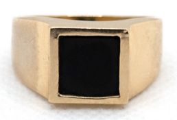 Ring, 585er GG, sich verbreiternde Ringschiene mit quadratischer Onyx-Platte, ges. 5,2 g, RG 62