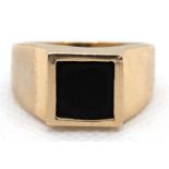 Ring, 585er GG, sich verbreiternde Ringschiene mit quadratischer Onyx-Platte, ges. 5,2 g, RG 62