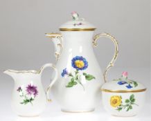 Meissen-Kaffeekernstück, Bunte Blume 1, Goldrand, Neuer Ausschnitt, 2 Schleifstriche, Kaffeekanne H