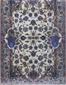 Isfahan, hellgrundig mit floralem Rankenmuster, 160x110 cm